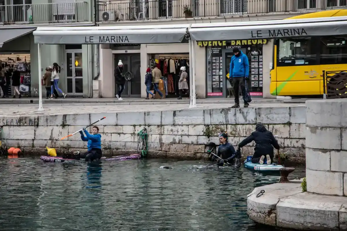 Taucher und Freiwillige bei der Müllbergung im Hafen von Sète